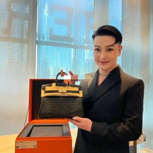 福彩-人民日报怒批！炫富、偷税749万、跑国外，现又来“割内地韭菜”